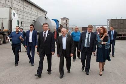 Виталий Шуба принял участие в акции по уничтожению незаконного завода по производству спиртоодержащей продукции